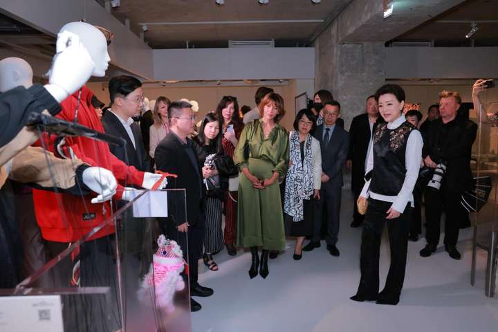 九游娱乐文化：“新生万物-中国非遗与当代设计展”圆满落幕：文化交融与创新共生的典范(图3)