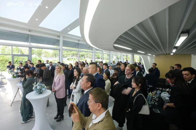 比亚迪在伦敦Lakeside隆重开店推动英国绿色出行(图2)