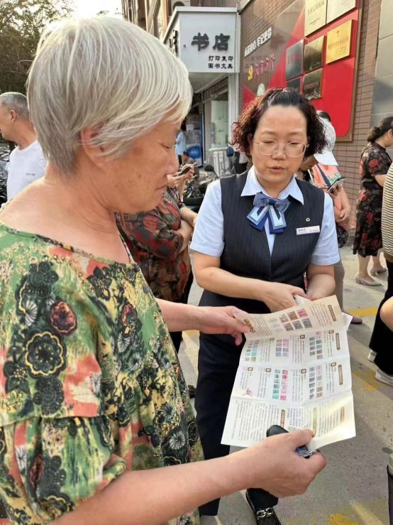 建行邢台分行积极开展反假币宣传活动(图2)