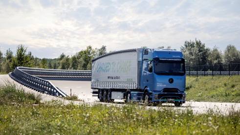 九游娱乐文化：戴姆勒卡车2024IAA聚焦碳中和长途运输纯电动卡车11月量产(图1)