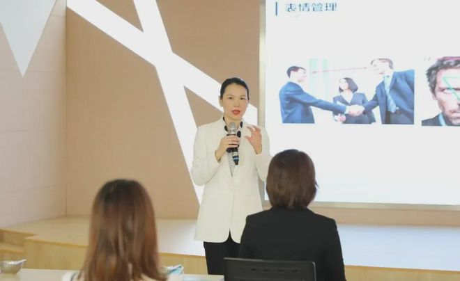 九游娱乐：洪辉老师——斯坦霍普创始人、礼仪、沟通、情商培训专家(图2)