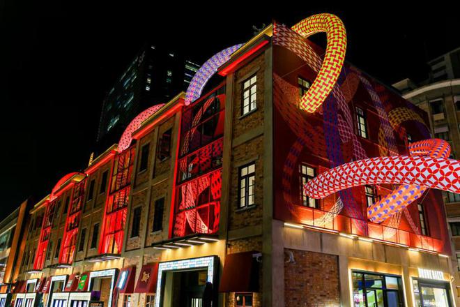 九游娱乐文化：外国蛇在上海怎么过中国年？“蛇乎其神”海派春节灯会走进今潮8弄(图3)