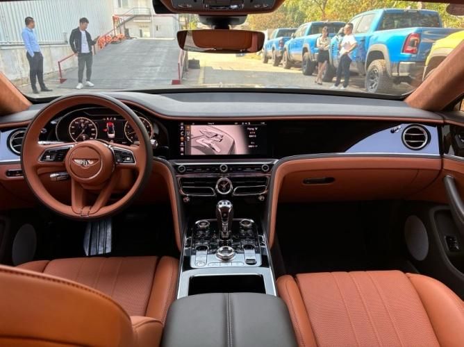 2024款宾利飞驰40TV8五座欧版港口现车最新价格信息(图3)