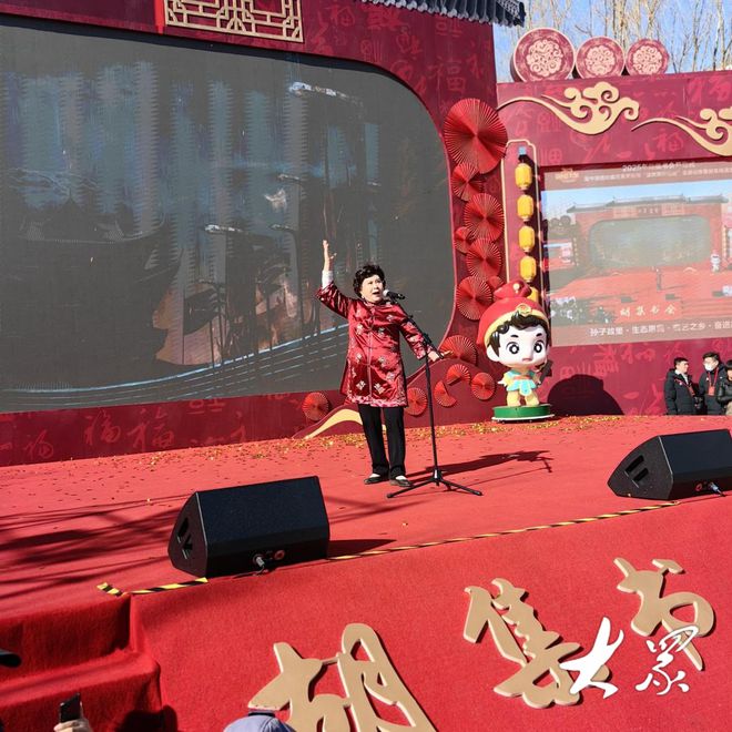 三农深度调查 人人刷手机的当下传统曲艺为何依然爆火乡村？(图1)