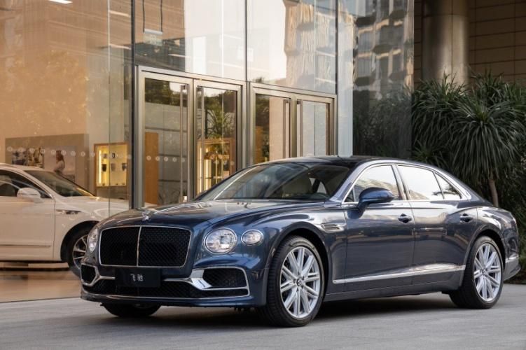 2024款中规宾利飞驰40TV8流星蓝亚麻白帝王蓝现车(图2)