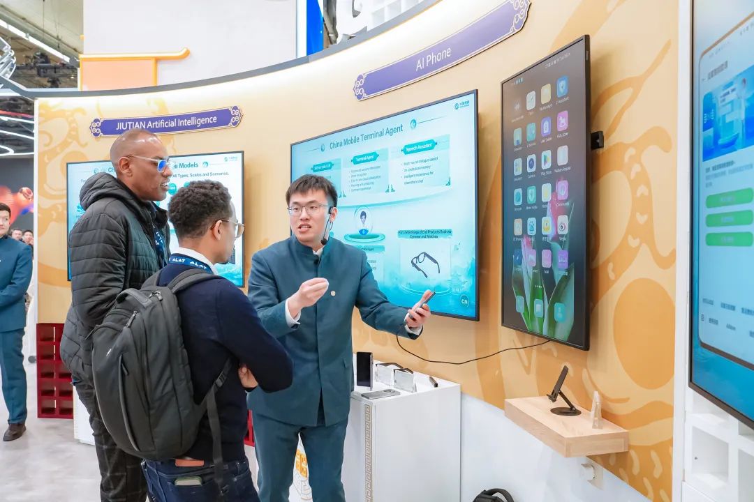中国移动MWC25掠影：以东方智慧拓数智时代新空间(图3)