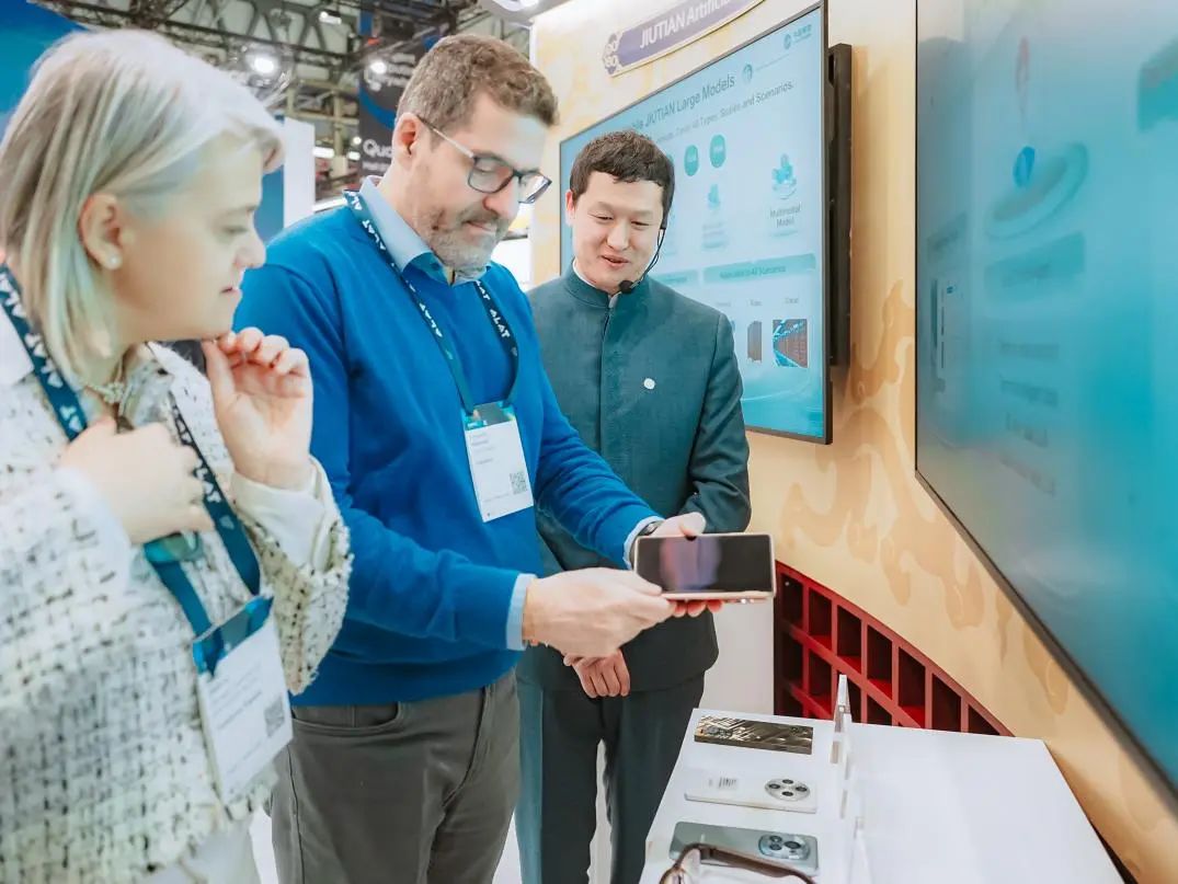 中国移动MWC25掠影：以东方智慧拓数智时代新空间(图1)