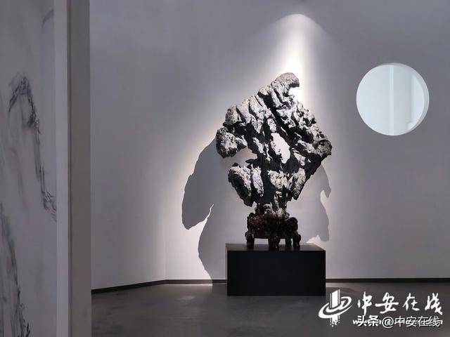 九游娱乐文化：中安宿说：一块石苍皴毓秀(图2)