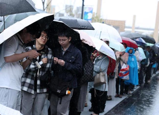 九游娱乐：大阪世博会中国馆排队一眼望不到头中国馆成“顶流”(图3)