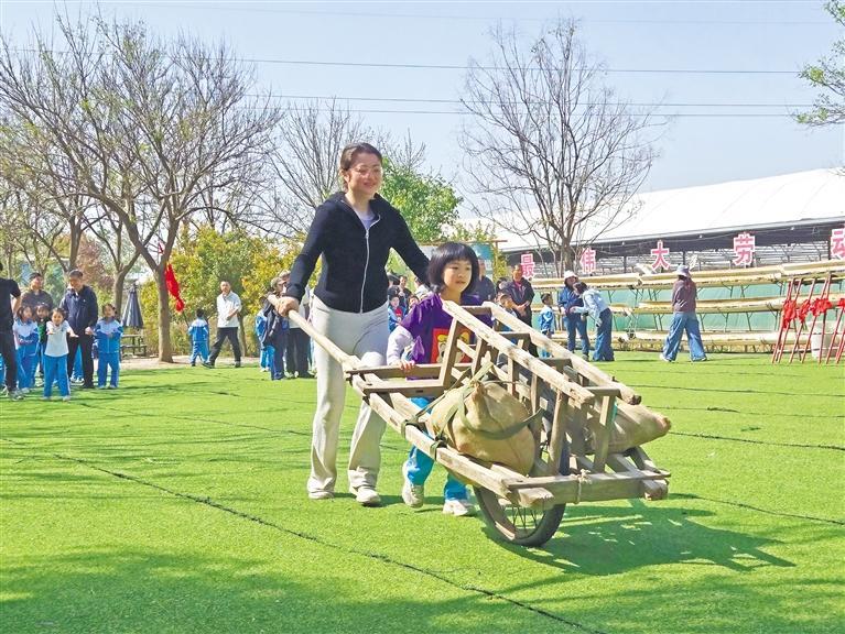 “大手牵小手共绘春日成长记忆”系列报道之二不负春光和孩子共享文化盛宴