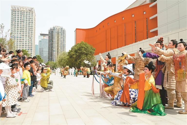 九游娱乐文化：第十届西安国际儿童戏剧展演开幕“童话西安”与观众盛情相约