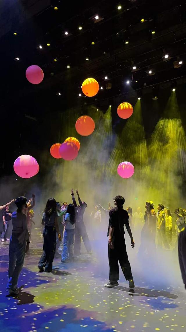 观众和舞者同台起舞沉浸式互动舞蹈剧场《尤物公园》5月9日开演(图5)