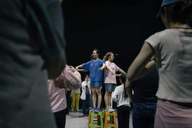 观众和舞者同台起舞沉浸式互动舞蹈剧场《尤物公园》5月9日开演(图2)