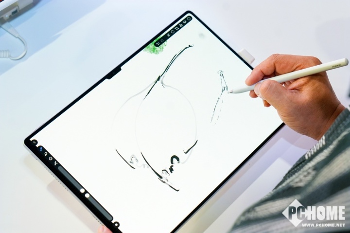 九游娱乐文化：华为天生会画数字艺术展亮相文博会探索数字艺术的无限可能(图3)