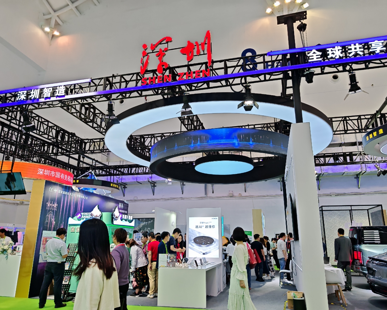消博会上的“科技温度”：荣耀以AI赋能全球消费者重塑人机交互新体验