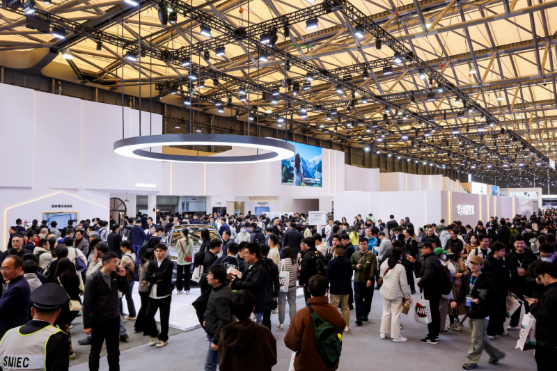 感受AI高智感生活华为人车家全场景互联亮相AWE2025