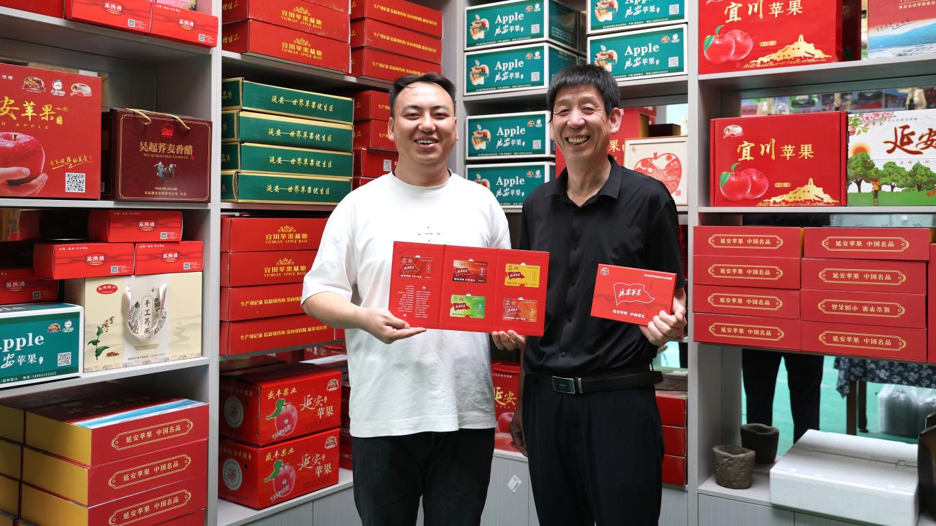 “苹果父子”呼永祥与呼鹏：两代人的黄河岸边种卖人生
