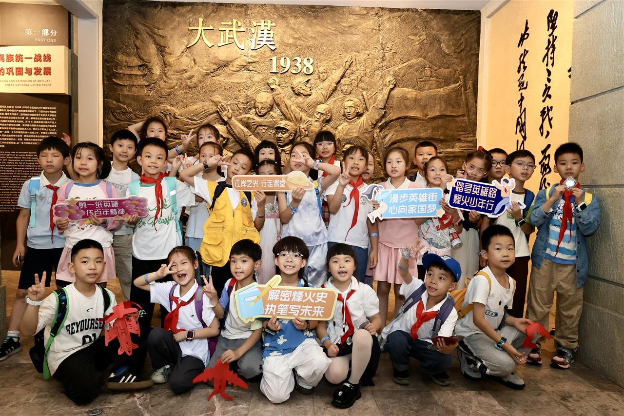 “追光先锋队”闪亮登场！科技赋能玩转别样“思政课堂”(图2)