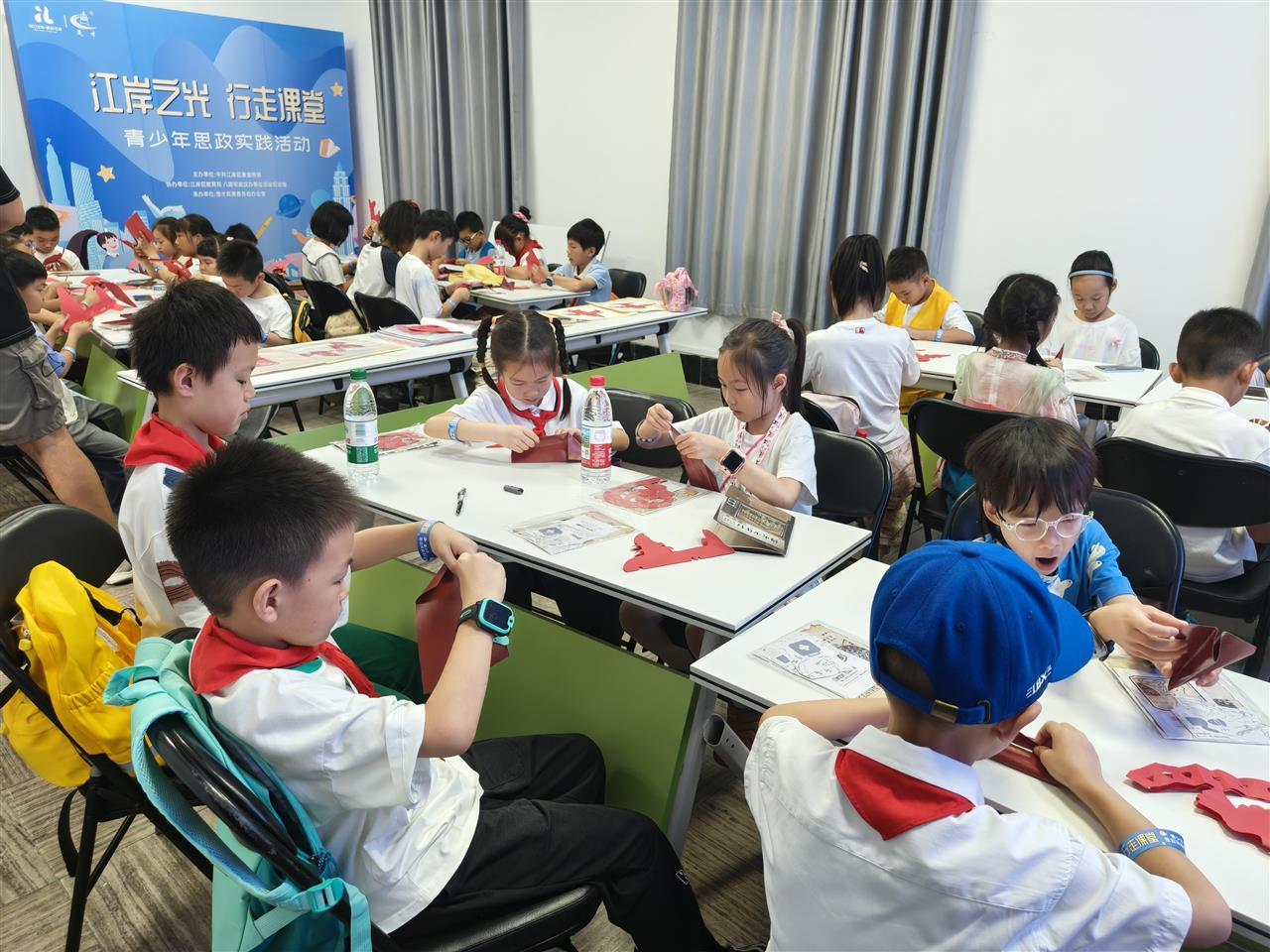 “追光先锋队”闪亮登场！科技赋能玩转别样“思政课堂”(图3)