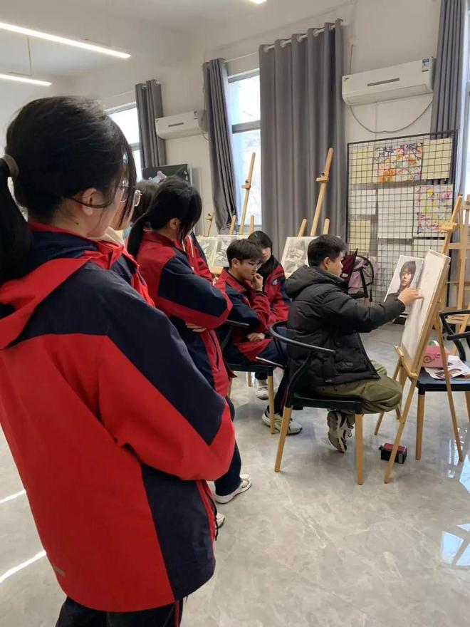 西安市第85中学美术作品展及美术特长生培养活动正在进行中(图1)