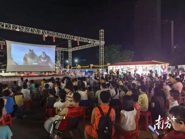 九游娱乐：化州这招太绝：年均4000场露天电影带火夜市、增收又惠民！(图2)