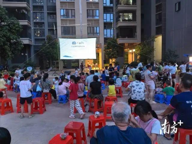 九游娱乐：化州这招太绝：年均4000场露天电影带火夜市、增收又惠民！(图4)