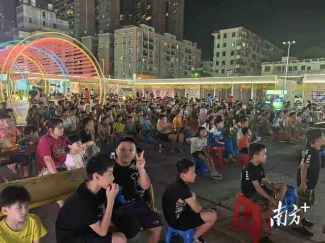 九游娱乐：化州这招太绝：年均4000场露天电影带火夜市、增收又惠民！(图3)