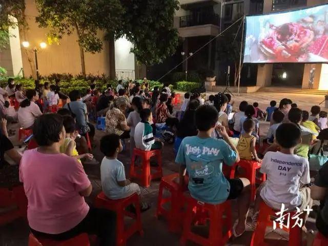 九游娱乐：化州这招太绝：年均4000场露天电影带火夜市、增收又惠民！(图1)