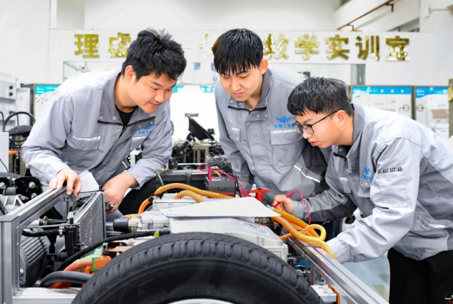 九游娱乐：生涯教育助力大学生找准“职业坐标”(图2)