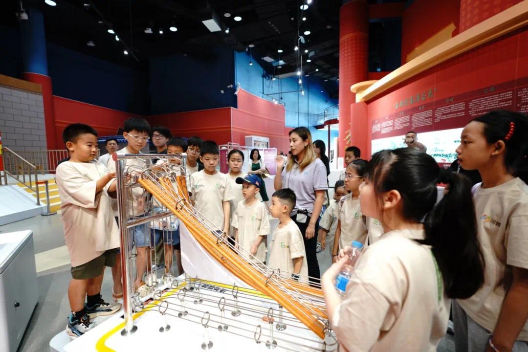 AI探密+科技中轴+宇宙穿越——“互联护苗2025”打卡北京科学中心(图5)