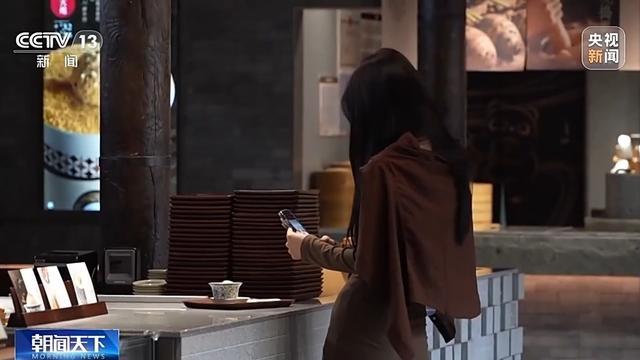 活力中国调研行｜文创产品“长”出消费新场景AI赋能让“成都礼物”加速上新(图2)