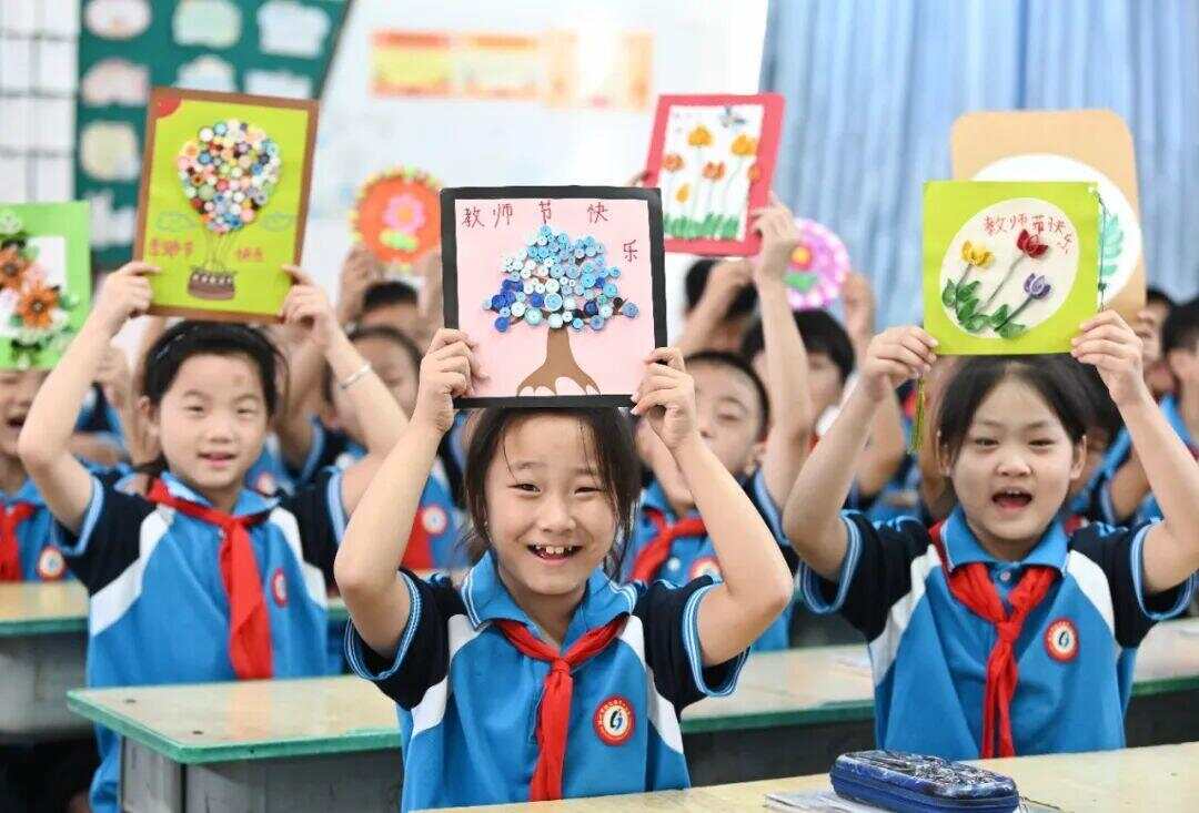 退休老师成了学校争抢的香饽饽！为什么？(图6)