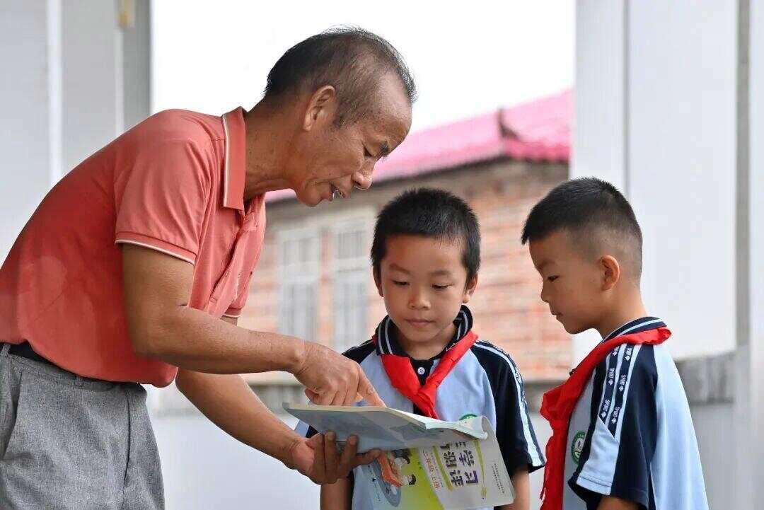 退休老师成了学校争抢的香饽饽！为什么？(图4)