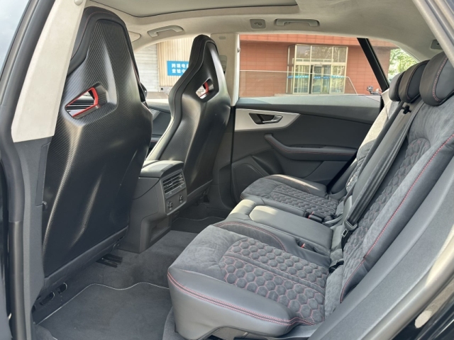 2024款奥迪Q8四驱运动版展现出动感而不失稳重的视觉效果(图3)