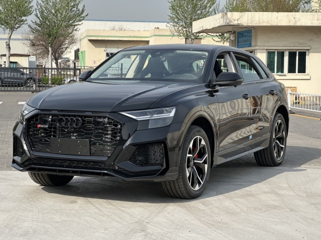 2024款奥迪Q8四驱运动版展现出动感而不失稳重的视觉效果