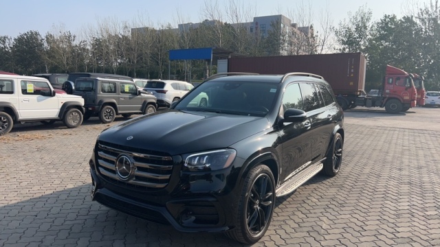 九游娱乐：2024款奔驰GLS580超大的三叉星标彰显霸气英姿