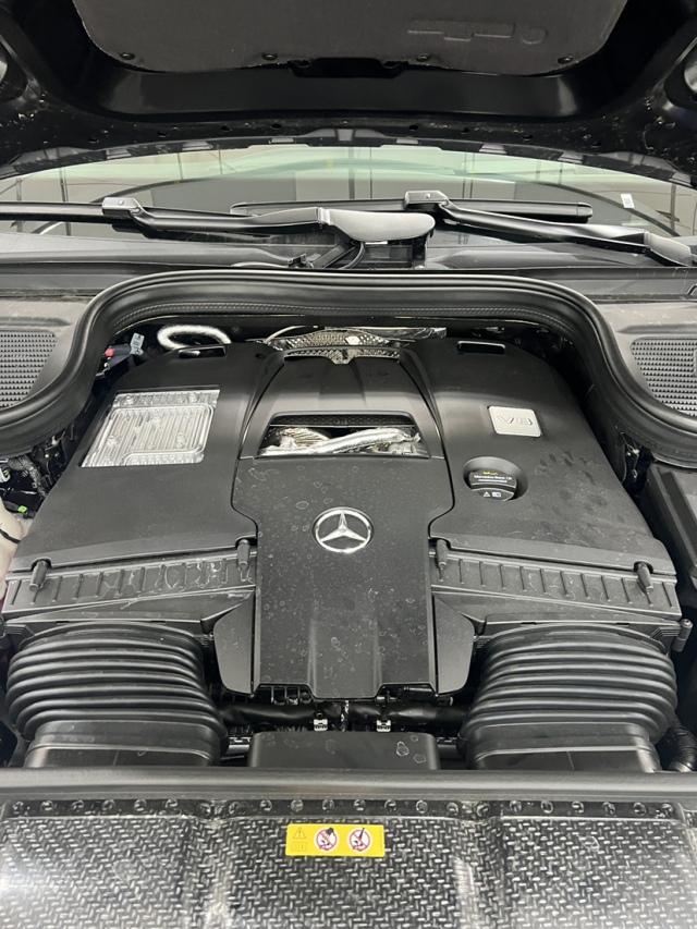 九游娱乐：2024款奔驰GLS580超大的三叉星标彰显霸气英姿(图5)