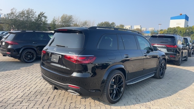 九游娱乐：2024款奔驰GLS580超大的三叉星标彰显霸气英姿(图2)