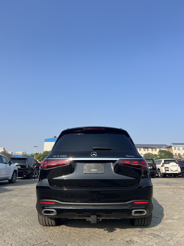 九游娱乐：2024款奔驰GLS580超大的三叉星标彰显霸气英姿(图4)