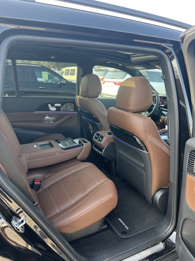 九游娱乐：2024款奔驰GLS580超大的三叉星标彰显霸气英姿(图3)