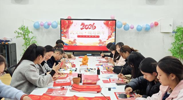 武汉交通职业学院师生共绘跨年温情画(图2)