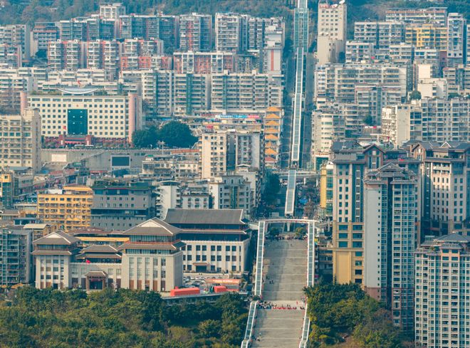 约80层楼高的神女大扶梯把巫山县城推向了台前